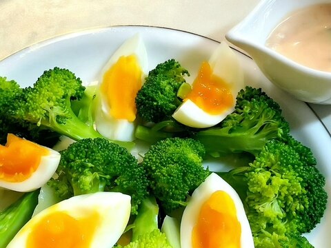 卵とブロッコリーのサラダ・オーロラソース添え